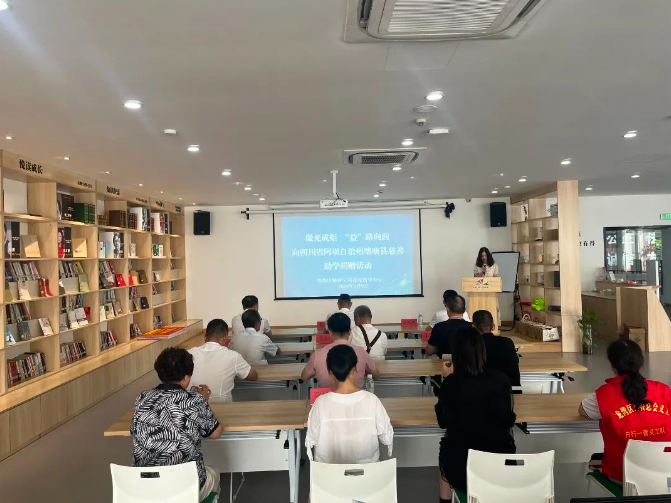 微光成炬 “益”路向西——龍灣區文明中心開展慈善助學捐贈活動